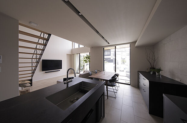 【できるだけシンプルにこだわる理由】建物だけでデザインを造りこんでしまうと、家具・家電を選ぶときや買い替える時制限されてしまう場合があります。
どんな家具を置いても、柔軟に調和する上質な空間こそ永く愛せる家。＠オーナー様邸