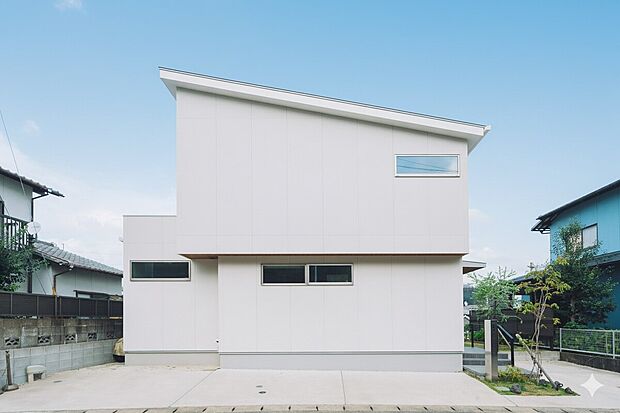 【片流れ屋根が印象的なスタイリッシュな家】すっきりとした白い外壁に片流れ屋根を合わせた、シャープで洗練された外観。シンプルだからこそ、永く飽きのこないデザインです。