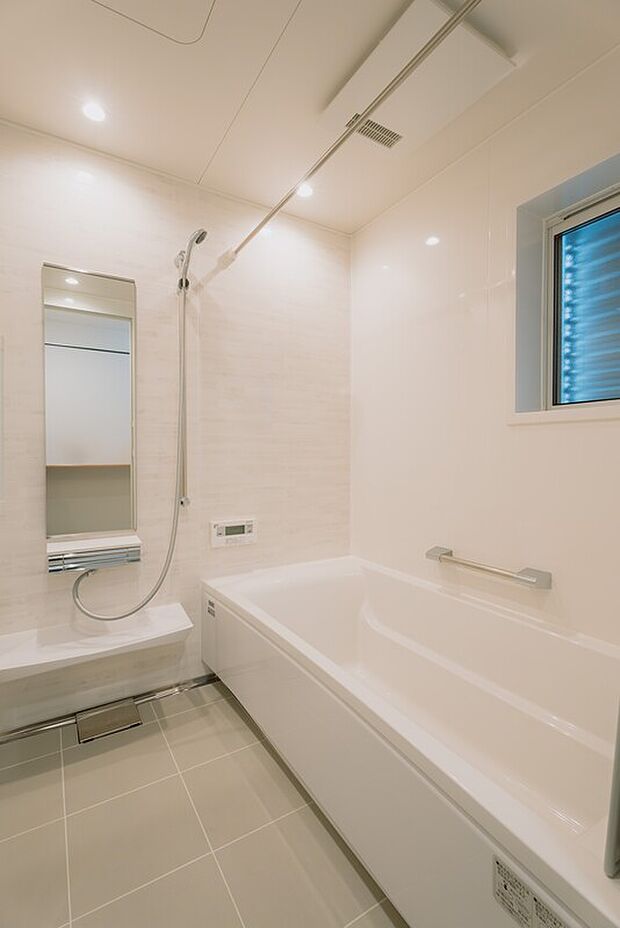 【掃除も簡単で、温かい浴室空間】【標準仕様】
お湯の温度が冷めにくいや床が冷たくないなど、温かいユニットバス。お手入れのしやすさにもこだわっています。