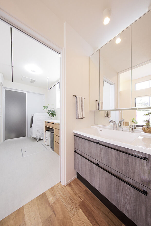 【【標準仕様】使い勝手のいい洗面】三面鏡で、収納力も抜群。
お手入れもしやすい設計で、水回りの掃除をラクにしてくれます。