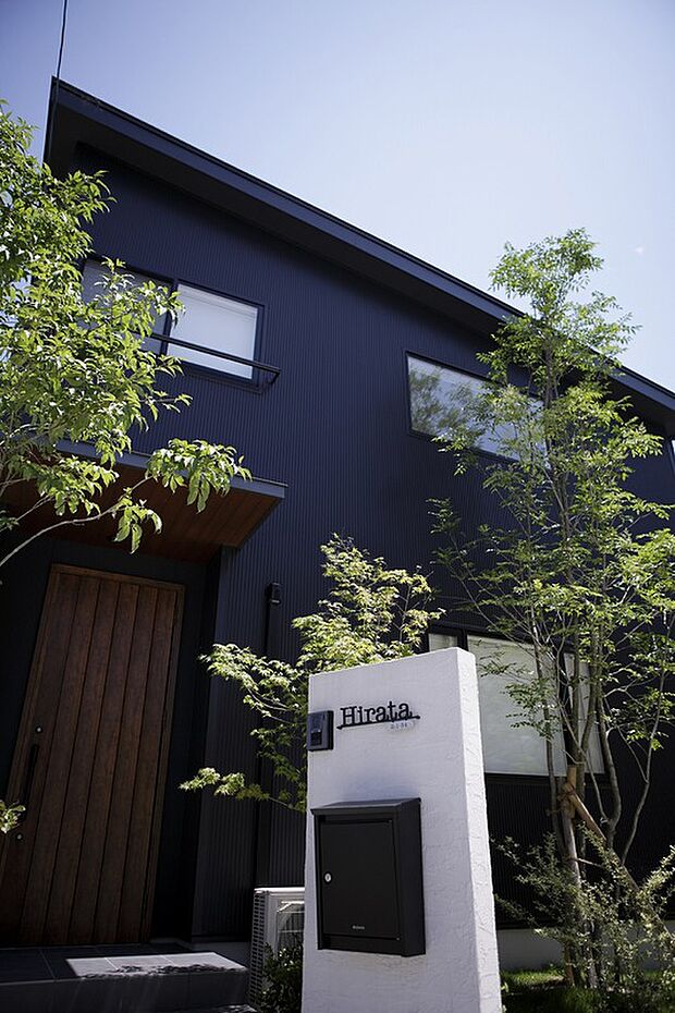 【それぞれの想いを、街に描くこと。】家の外観は、街の風景をつくる大切な一部。
家族に愛される家であることはもちろん、周辺環境を考えた細やかな配慮が、ご近所との関係性やご入居後の暮らしやすさにも深く関わります。＠オーナー様邸