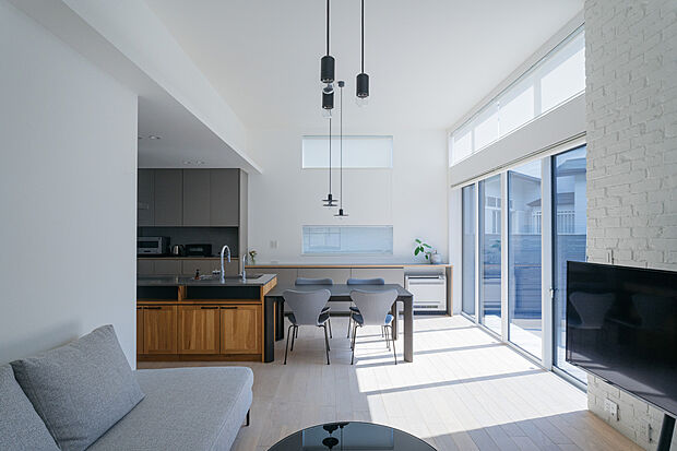 【施工事例】あえて吹き抜けではなく高天井で開放的なリビング空間。＠西長住宿泊体感ハウス