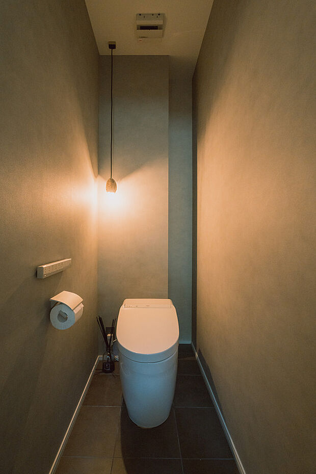 【オシャレで掃除がしやすいタンクレストイレ】【標準仕様】
シンプルなデザインで、掃除もしやすいタンクレストイレ。