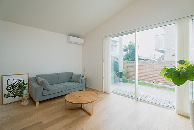 【外と内が自然につながる平屋リビング】大きな窓から光と風を取り込む明るいリビング。庭と室内が一体となり、自然と調和した穏やかな時間を過ごせます。