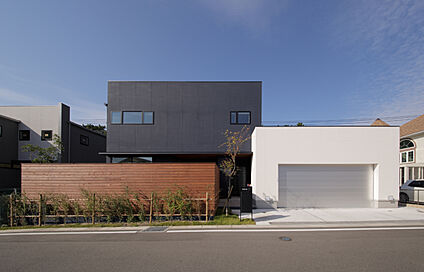 黒と白のコントラストが美しいガレージハウス