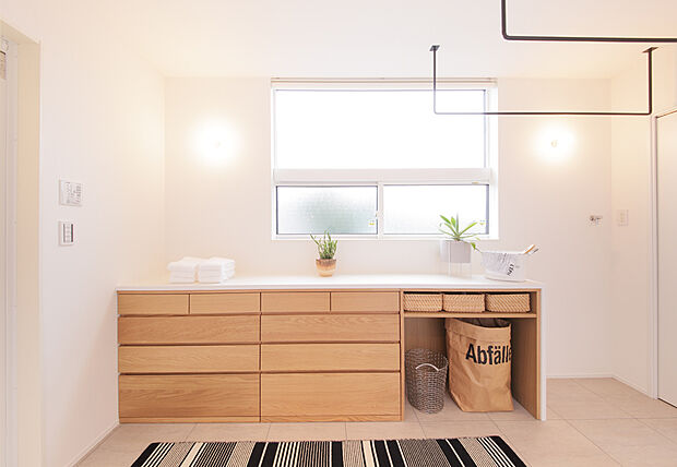 【すぐ仕舞いたくなる収納があります】モノには一つひとつ、ふさわしい収納があります。例えば、玄関にはコートハンガー付のシューズクロークを。
またお子様にも使いやすい収納があれば、お子様と一緒に愉しく仕舞うことができます。@オーナー様邸