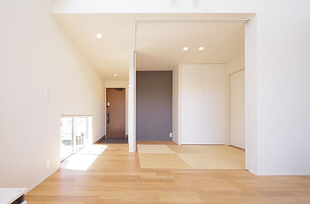 【家族の暮らしに寄り添う多目的スペース】リビング横に設けた畳コーナーは、客間やお昼寝にも使える万能空間。やわらかな光が心を落ち着かせます。