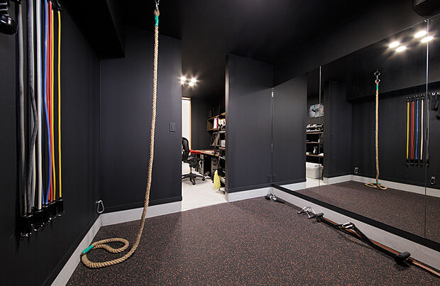 【趣味を楽しむプライベートジムのある家】趣味を暮らしの中に取り入れた住まい。専用トレーニングルームを設け、自分時間を充実させる大人の空間です。