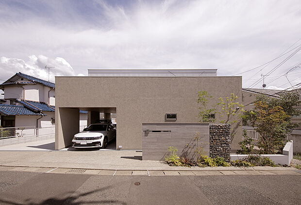 【立地を生かした間取りの工夫】立地を生かした、2階リビングの間取り。落ち着きと開放感を両立した上質な住まいです。