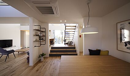 家族をつなぐ開放的なリビング階段