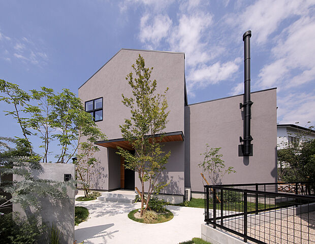 【シンプルで上質な外観デザイン】自然素材と植栽が調和する上質な外観。落ち着いた色合いが街並みに映える、洗練されたデザインです。