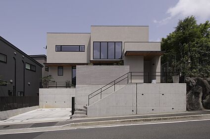 眺望を楽しむ、重厚感あるモダンデザイン