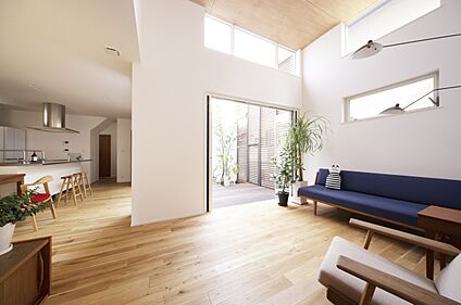 光と木の温もりを感じる開放的なリビング