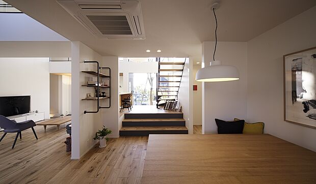 【家族の絆をさりげなく育むリビング階段】1階や2階へ行くとき、常にリビングを通る動線計画「リビング階段」なら、お子様と顔をあわせる機会がグンと増えます。
住まいの中心で「いってらっしゃい」や「ただいま」の声が行き交います。@大野城モデル