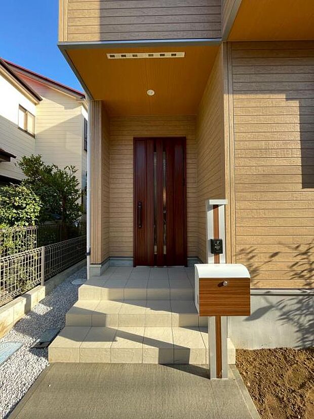 【玄関】木の温もりがご家族を優しく出迎える玄関です。
