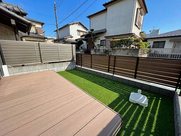 【ウッドデッキ庭】お子様やペットが安心して遊べる芝生庭。それを見守るウッドデッキは、おうち時間の特等席になります。