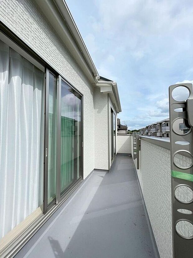 【バルコニー】2部屋に面したワイドバルコニーは陽当たり良好で洗濯物が良く乾きます