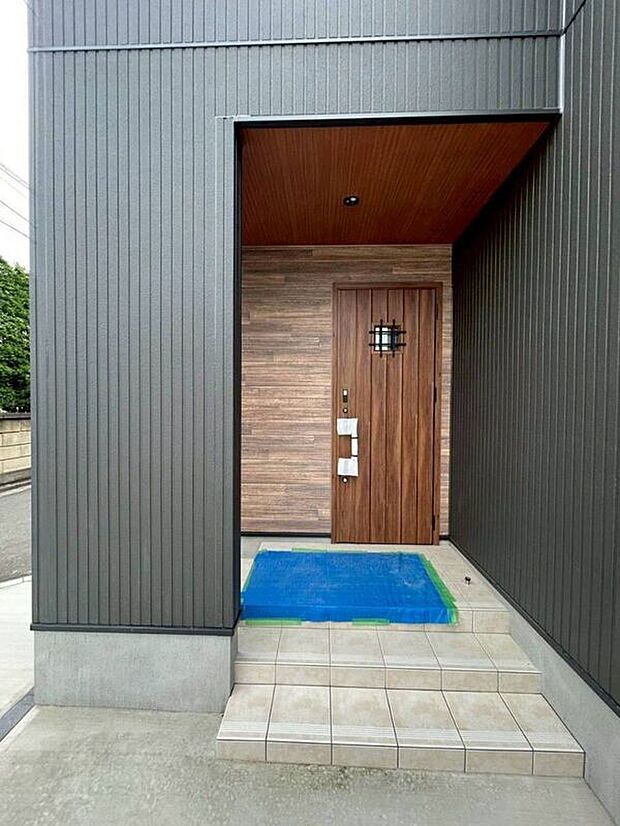 【玄関】雨の日も安心の屋根付き玄関。直線的なラインがスタイリッシュな外観デザインです。
