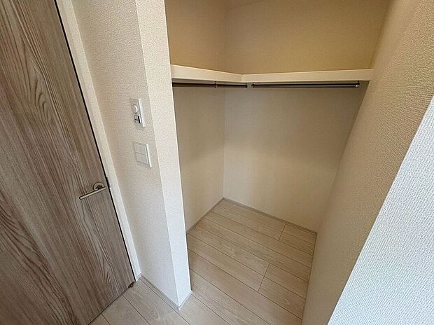 【収納】WICで夫婦の衣類をまとめて管理。忙しい朝の身支度をスムーズに叶えます。