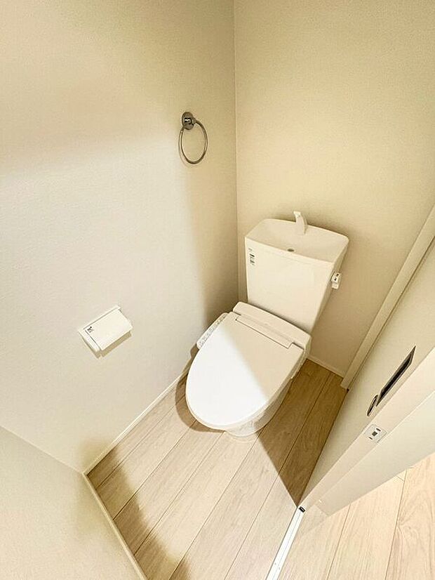 【トイレ】毎日使うトイレは落ち着きと清潔感のあるデザイン明るく清潔感のある節水型ウォシュレットトイレです