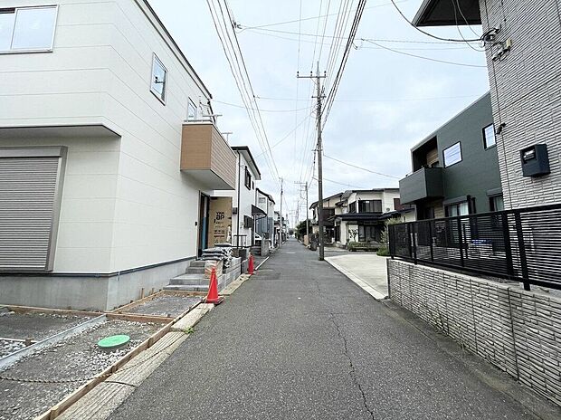 【前面道路含む外観】前面道路は車通りが少ない穏やかな住宅街につき、お子様の通行に安心です!