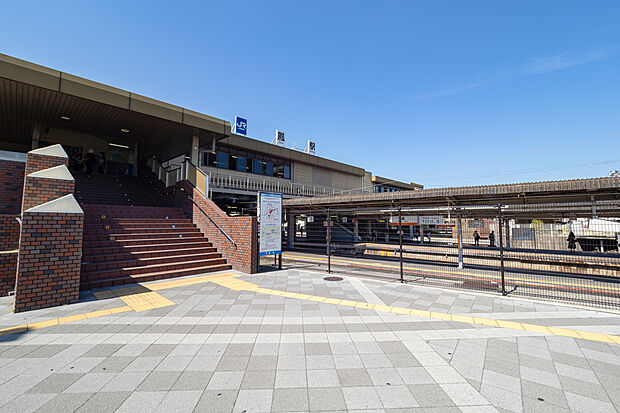 JR阪和線「鳳」駅まで370m～450ｍ 徒歩5～6分。 快速利用で天王寺へ1駅20分圏内。朝7時ラッシュ時は、天王寺・大阪行きが1時間に16も到着。