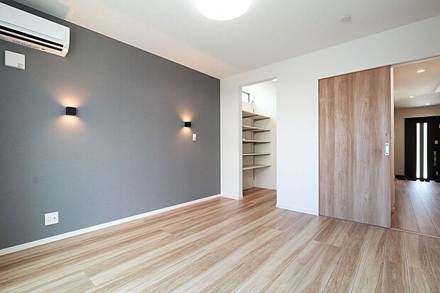 主寝室はWICとユーティリティスペースまで合わせると10帖弱の広さになるゆとりの空間です。（現地９号地モデルハウス）