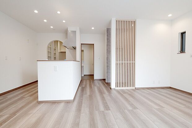 【4号地モデルハウス：LDK】テレワークなどにも使える便利なカウンタースペースのある広々LDK(2025年5月撮影)