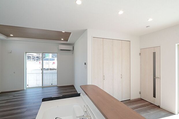 【現地4号地モデルハウス　LDK（2025年8月）】家事の合間にも目が行き届く、17帖のLDK