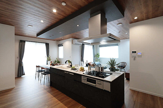 【モデルハウス15号地】キッチンはリビングダイニングを一目で見渡せる家族のコミュニケーションポイントです。