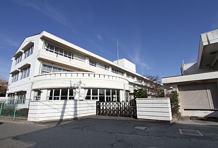 西那須野中学校 現地から1470m～1540m。(徒歩19分～20分。)
