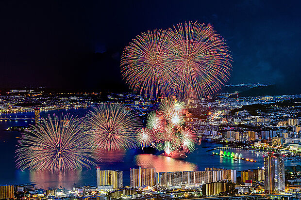 大津港へ車で8分（約4,840m～4,890m）
京阪京津線「追分駅」まで徒歩9～10分、京阪京津線「追分駅」から「びわ湖浜大津駅」まで乗車10分
びわ湖大花火大会へも気軽にお出かけできます。