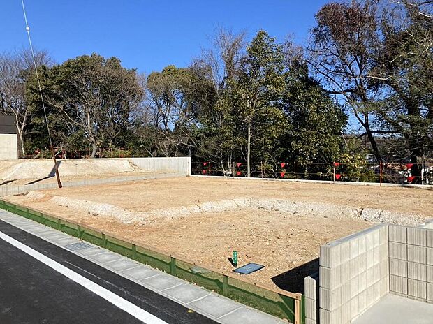 【現地写真】
まちなみガイドラインが守る、美しく整った平戸橋の分譲地。統一感のある景観の中で、落ち着きと誇りを感じる暮らしを。駅近の便利な立地で理想の住まいづくりを。