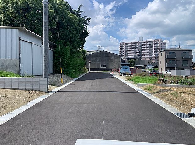 前面道路はゆとりのある広さで見通しも良好。駐車や車同士のすれ違いもスムーズに行え、毎日の通勤やお出かけもストレスなく快適に過ごせます。