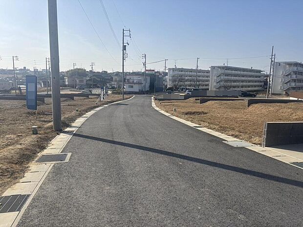 【現地&前面道路】 敷地の前には整備された前面道路が続き、日々の通勤通学を快適にサポートします。 帰宅時は、住宅に明かりが灯り、ほっとできる景色が迎え入れます。