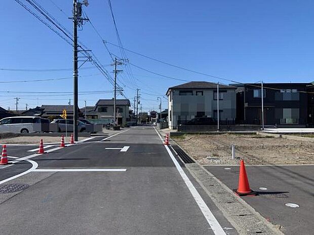 角地につき、一日を通して陽当たり・風通しともに良好な土地です。