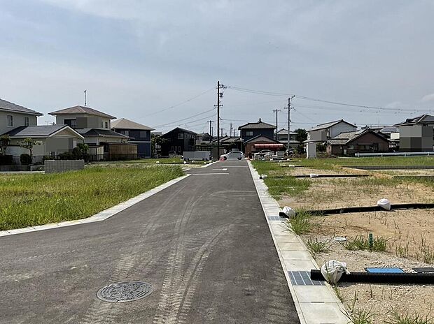 前面道路はゆとりのある広さで見通しも良好。駐車や車同士のすれ違いもスムーズに行え、毎日の通勤やお出かけもストレスなく快適に過ごせます。