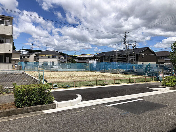 梅坪駅まで徒歩5分の好立地。整った街並みや生活利便性が魅力の分譲地です。