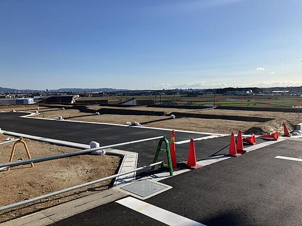 【現地写真】
教育環境が整った安心のエリアで、高台ならではの開放的な眺望を愉しむ暮らし。この場所で、あなただけの理想のマイホームプランを描きませんか？