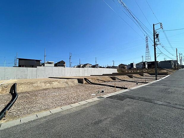 開放感のある現地。周囲に高い建物が少なく、日当たりや風通しにも期待できる立地です。