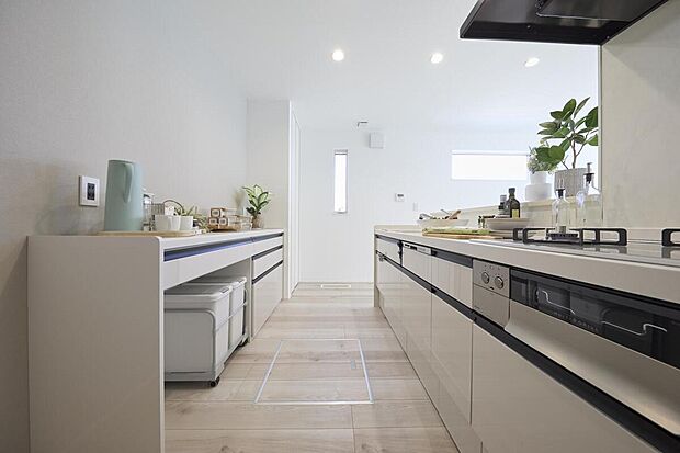 家族の様子を見渡しながら料理ができる開放的なキッチン。動線や使いやすさにこだわり、毎日の家事が自然と楽しくなるよう設計された空間です。（41）