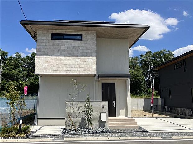 【J-5号棟外観】
陽光を燦燦と浴びて光り輝く邸宅。上部の突出したデザインがユニークで建物全体に軽やかでモダンな印象をもたらしています。