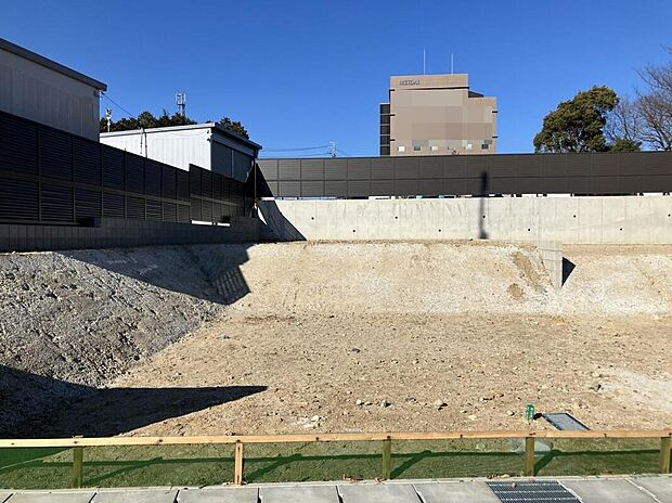 【現地写真（１号地）】南道路に面した立地は陽当たり良好で、お部屋の隅々まで光を届けてくれます。ひだまりに包まれた明るいリビングで家族と過ごす日常が、何よりの宝物になります。