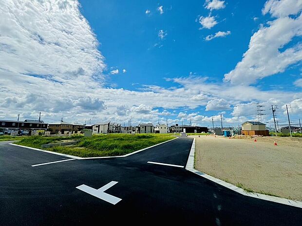 【前面道路含む現地写真】出入口を限定し通過交通を抑制したタウン計画。住民以外の通り抜けがないので安心して暮らせます。