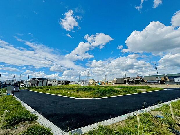 【前面道路含む現地写真】個性を演出する邸宅の外溝計画でそれぞれの住まいに合わせたデザインを創出します。