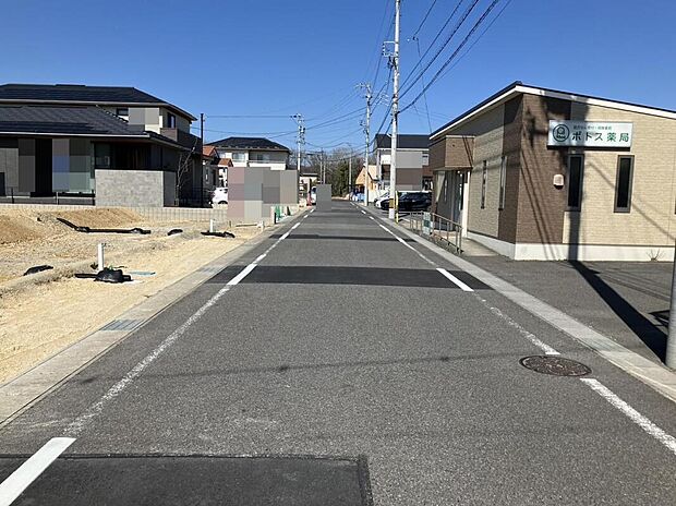 【前面道路（東側）】図面だけでは伝わらない、「奥行き」と「開放感」。前面道路が広いため、実際の坪数以上にゆったりと感じられます。ぜひ現地で、この土地の広さと空の近さを体感してください。