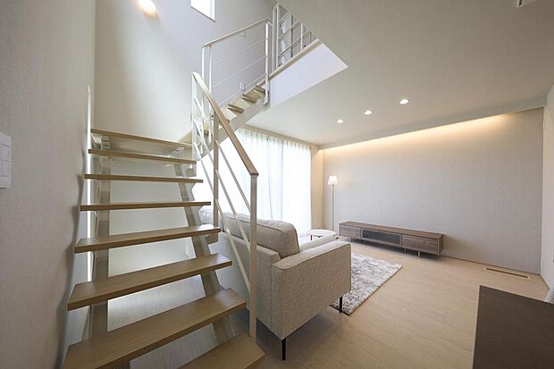 【階段】リビングを通って2階へ上がる動線が、家族のつながりをやさしく育むリビング階段。コミュニケーションが自然と増え、暮らしに安心感をもたらします。