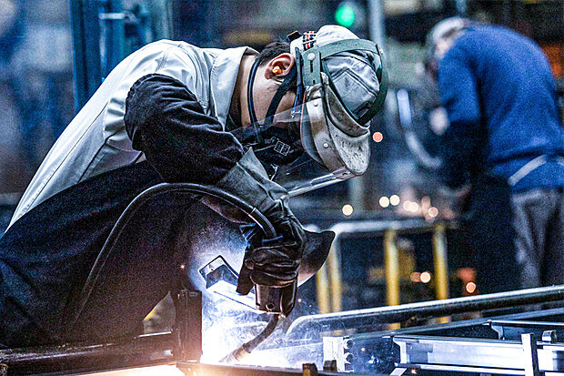 【住まいの全体の約85%を工場で生産】住まいの全体の約85%を工場で生産。システム化された生産工程、充実した人材育成プログラム、500項目におよぶ検査体制。一つひとつのプロセスの積み重ねによって、バラツキのない安定した家づくりをしています。