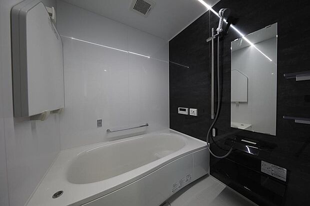 【浴室】浴室はお子様と一緒に入ることも可能な広々した空間。ステップのあるバスタブは節水になるだけでなく半身浴も楽しめるため、日々の疲れをゆっくりと癒せそうです。