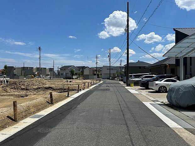 【前面道路】街全体にゆとりをもたらす約6mの前面道路。道路幅が広いことで住まい同士の距離が保たれ、プライバシーと開放感を両立。陽光がたっぷり降り注ぐ、明るい街並みが魅力です。